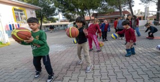 İzmir Büyükşehir'in okullara spor malzemesi desteği sürüyor