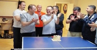 Maçın devre arasında doğum gününü kutladılar...