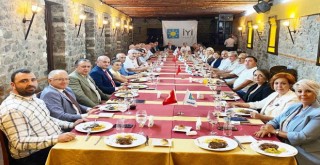 İYİ Parti İzmir Milletvekilleri ilçe başkanlarıyla buluştu