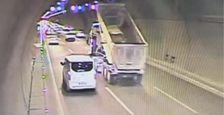 Karşıyaka'da kamyonun damperi levhaya çarptı