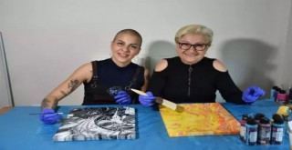 Karşıyaka'da yaşayan anne kız kanserle sanatla mücadele ediyor