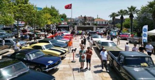 Klasik otomobiller Urla Meydanı'nı renklendirdi