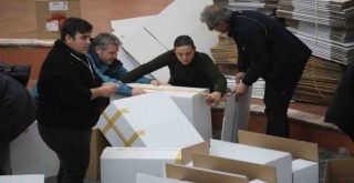 Efes Selçuk Belediyesi'nden ekmek ve sıcak yemek