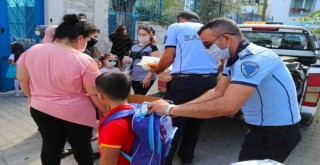 Çeşme Belediyesi’nden öğrencilere hijyen kiti