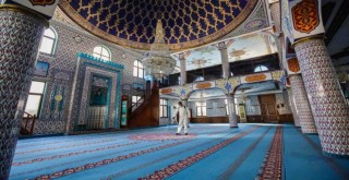 Bayraklı’da ibadethaneler dezenfekte ediliyor