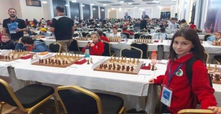 Mehmet Seniye Özbey İlkokulu öğrencisi Eslem'den satrançta büyük başarı