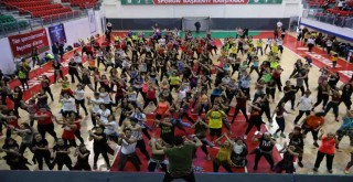 Kelebek çocuklar için zumba yaptılar