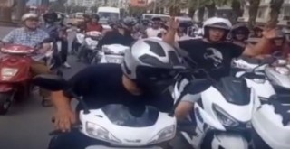 Karşıyaka'da akaryakıt zamları protesto edildi