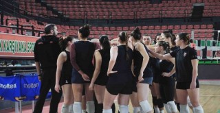 Karşıyaka filede AVR Atletik karşısında