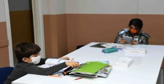 Karabağlar Belediyesi’nden öğrencilere eğitim desteği