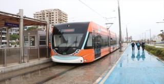 Fırtına tramvay seferlerini aksattı