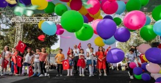 İzmirli minikler 23 Nisan'da eğlenceye doydu