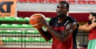 Pınar Karşıyaka'da Dustin Hogue krizi...