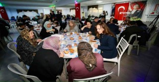 Karşıyaka’da ilk iftar sofrası Cumhuriyet Mahallesi’nde kuruldu