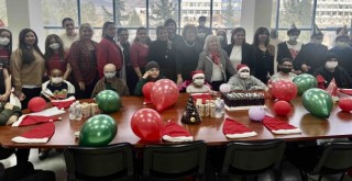 Minik öğrencilerden onkoloji tedavisi gören çocuklara umut dolu yeni yıl kutlaması