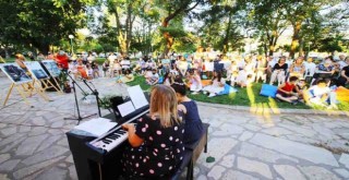 Efes Selçuklu çocuklardan piyano dinletisi