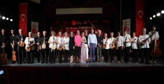 Bayraklı Mandolin Orkestrası yaza merhaba dedi