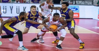 Pınar Karşıyaka hakem kurbanı...