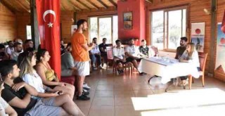 CHP'li Kılıç Karşıyaka'da gençlerle buluştu