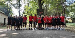 Karşıyaka, Makedonya'da kampta