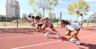 Karşıyakalı çocuklar atletizm şenliğinde buluştu