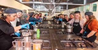 Karşıyaka'da lösemili çocuklara çikolata sürprizi