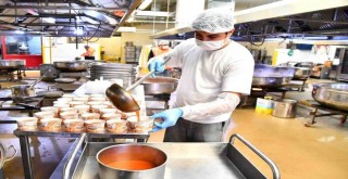 İzmir Büyükşehir Aşevi depremzedeler için gece gündüz iş başında