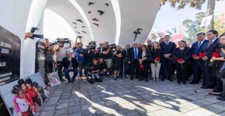 İzmir 30 Ekim depremini unutmadı: Hayatını kaybedenler anıldı