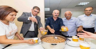 Başkan Tugay aşure bereketini paylaştı