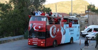 Bayraklı'da 19 Mayıs coşkusu mahallelerde yaşandı