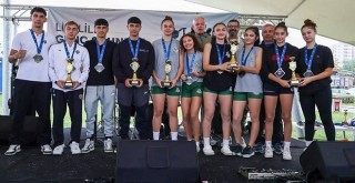 Liseli voleybolcular Bostanlı'da nefes nefese...