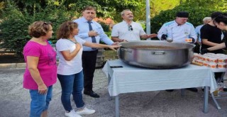 Mahalleli aşurede bir araya geldi