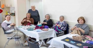 Konak’ın ileri yaş kursiyerleri sevgi köprüsü örüyor