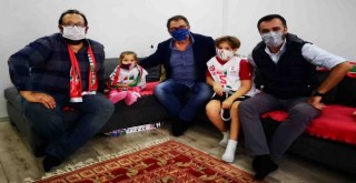 Turgay Büyükkarcı'dan minik Ayda'ya ziyaret