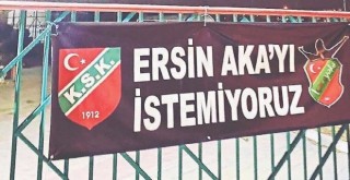 Ersin Aka'ya pankartlı tepki