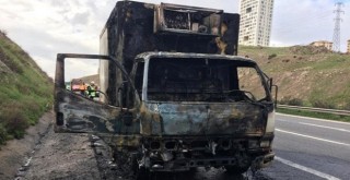 Yolda giden araba alev aldı, küle döndü...