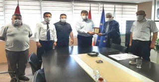 Berberlerden Başkan Tugay'a plaket