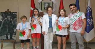 Madalyalı yüzücülerden Başkan Ünsal'a ziyaret