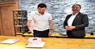 Başkan İduğ'dan en genç Başkan’a doğum günü sürprizi