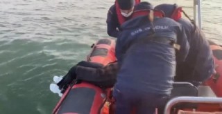 Karşıyaka'de denize düşen kadın kurtarıldı