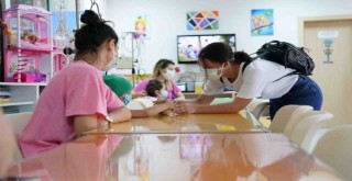 Egeli öğrencilerden, tedavi gören çocuklara moral