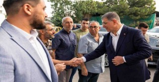 Başkan Tugay vatandaşlarla bayramlaştı