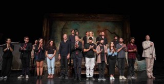 İzmir Şehir Tiyatroları sezonu açtı