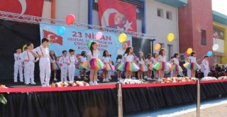 Karşıyaka Nebahat Alparslan Karadavut İlkokulu'nda 23 Nisan coşkusu