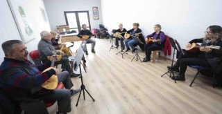 Konak’ta ücretsiz bağlama kursuna yoğun ilgi