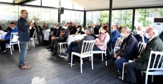 Bornovalı üreticilere zeytin budama eğitimi