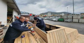 Karşıyaka’da ahşap atölyesi fabrika gibi çalışıyor