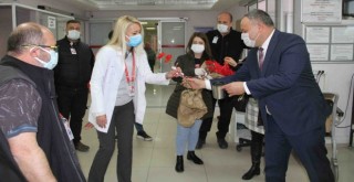 Buca Belediyesi’nden sağlık emekçilerine kırmızı karanfil