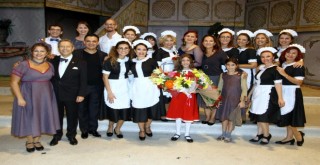 İzmirli çocuklar Annie Müzikali ile buluştu