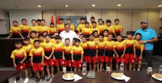 Mardinli çocuklardan Başkan Tugay'a ziyaret